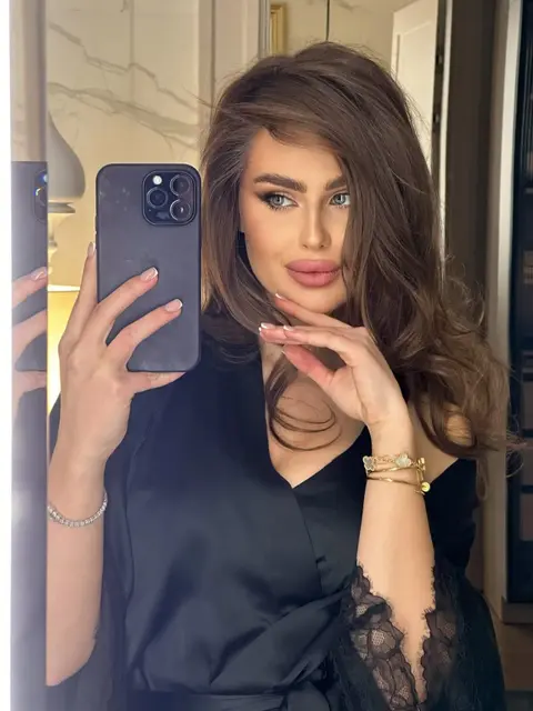 Ella escort in Paris