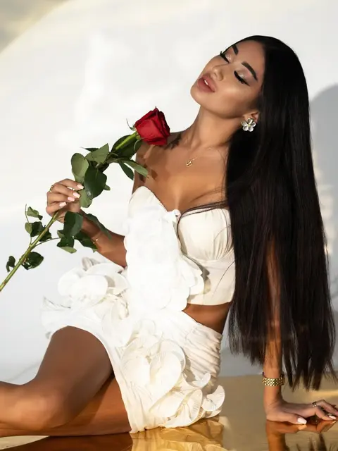 Indira escort in London