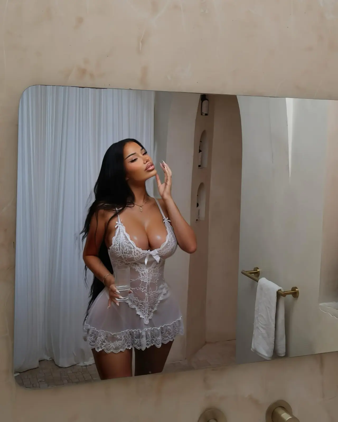 Liona escort in Paris
