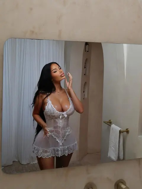 Liona escort in Paris