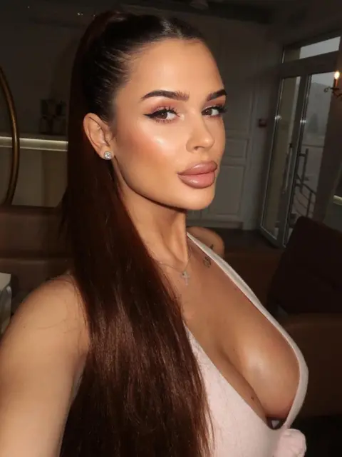 Niris escort in Paris