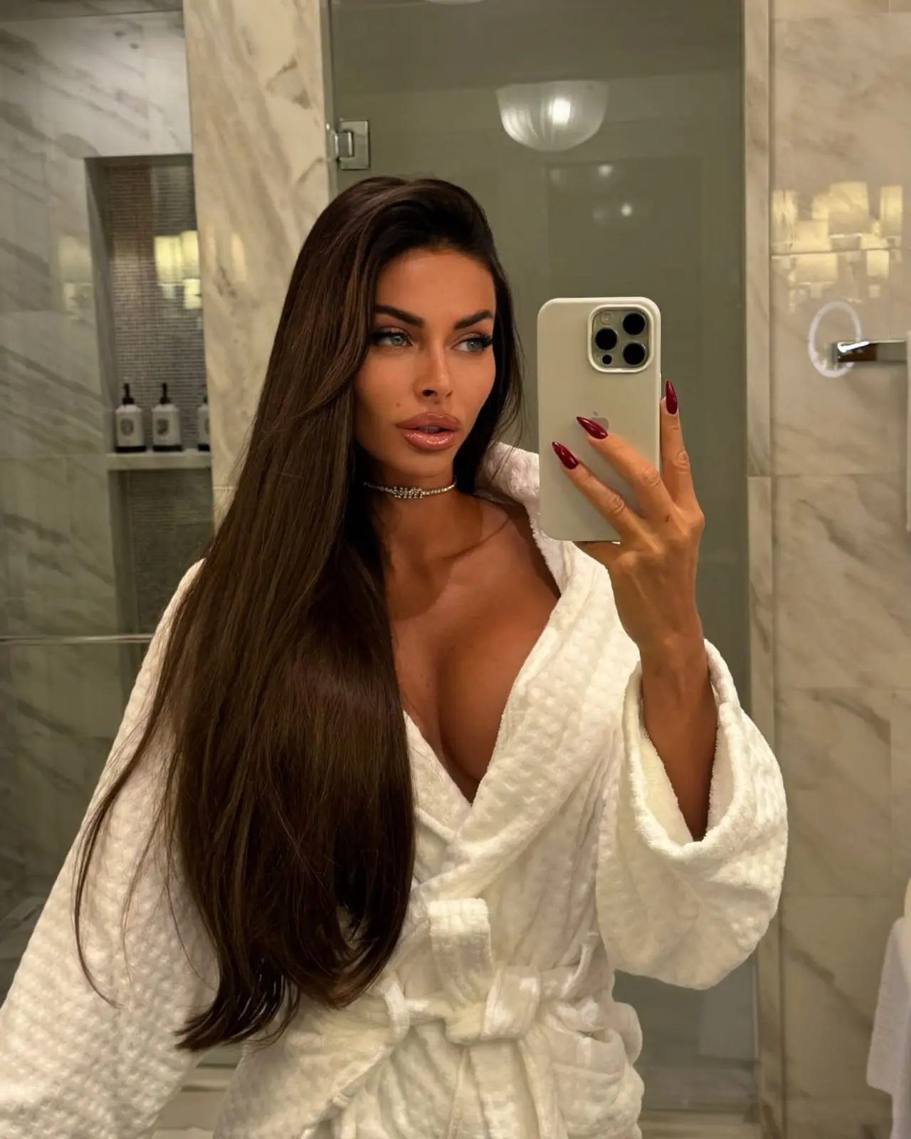 Nona escort in Paris