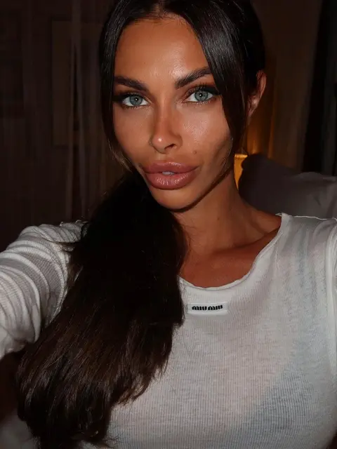Nona escort in Paris