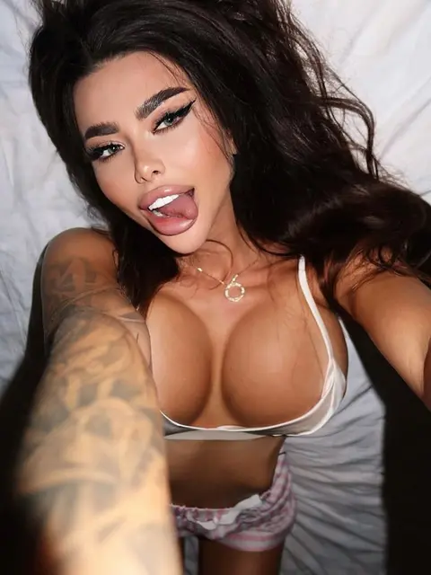 Selena escort in Paris