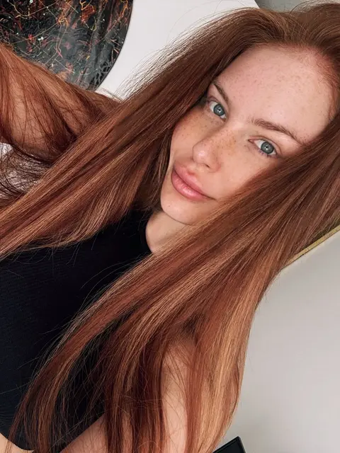 Viola escort in Dubai